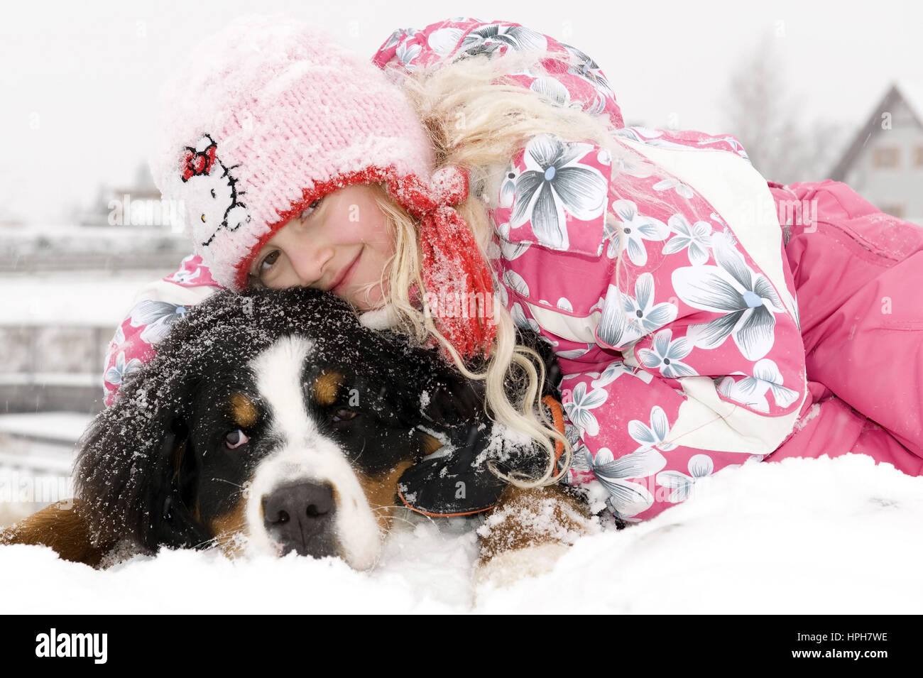 Näher Mit Hund Im Schnee - Mädchen mit Hund im Schnee, veröffentlichte Modell Stockfoto