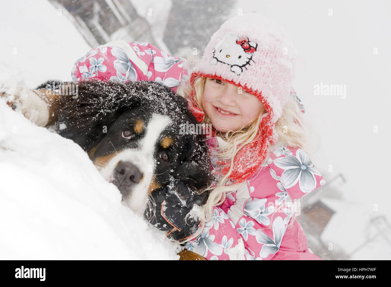 Näher Mit Hund Im Schnee - Mädchen mit Hund im Schnee, veröffentlichte Modell Stockfoto