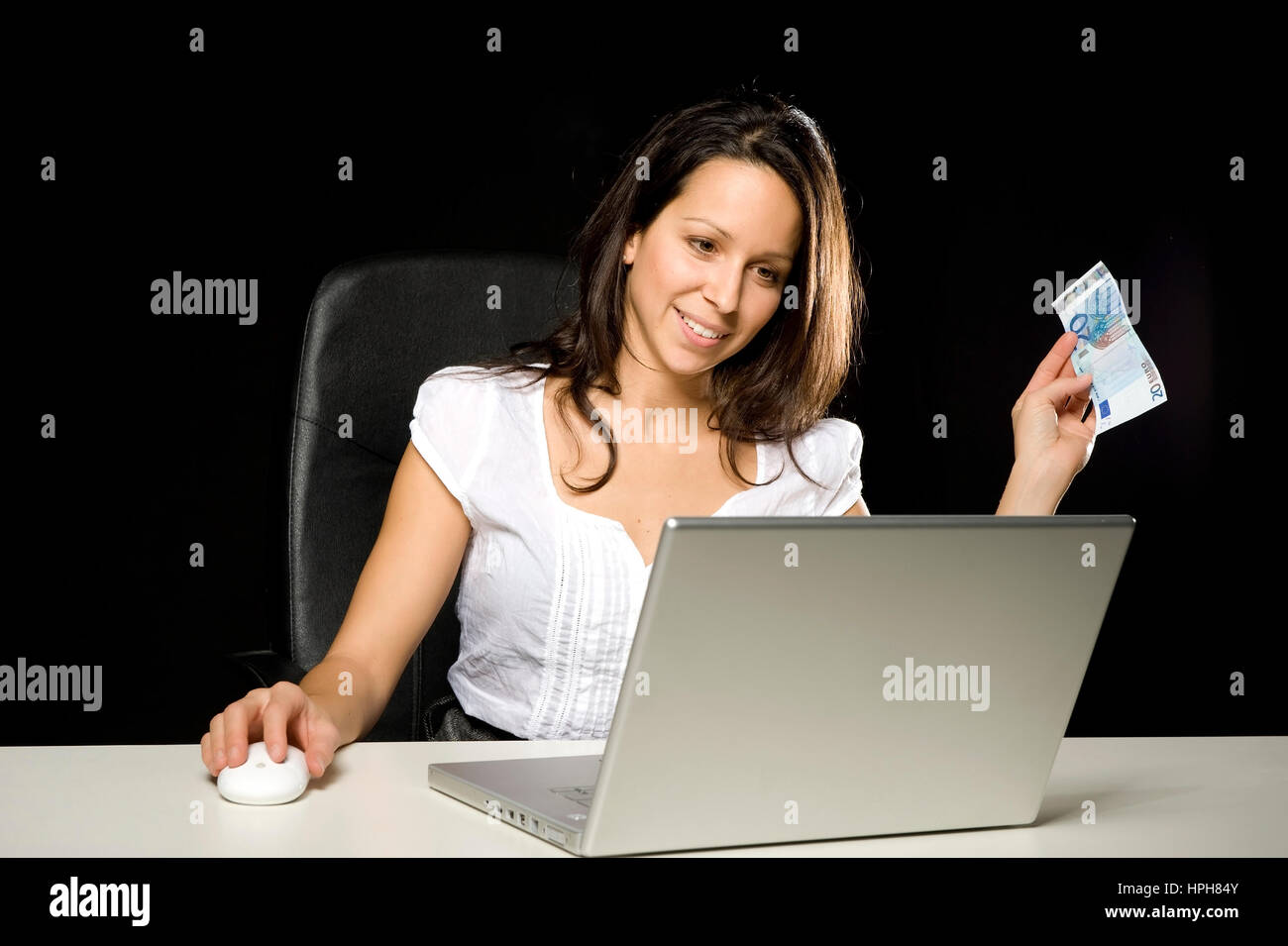 Junge Frau Mit Geld bin Arbeitsplatz - junge Frau mit Banknote am Arbeitsplatz, Modell veröffentlicht Stockfoto