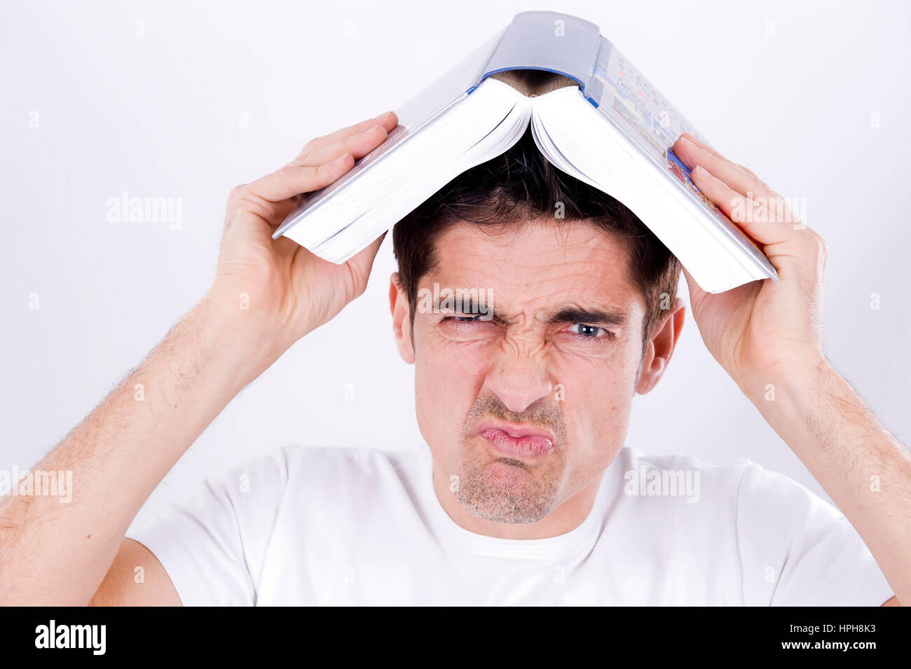 Mann Mit Buch bin Kopf - Mann mit einem Buch auf Kopf, Modell veröffentlicht Stockfoto