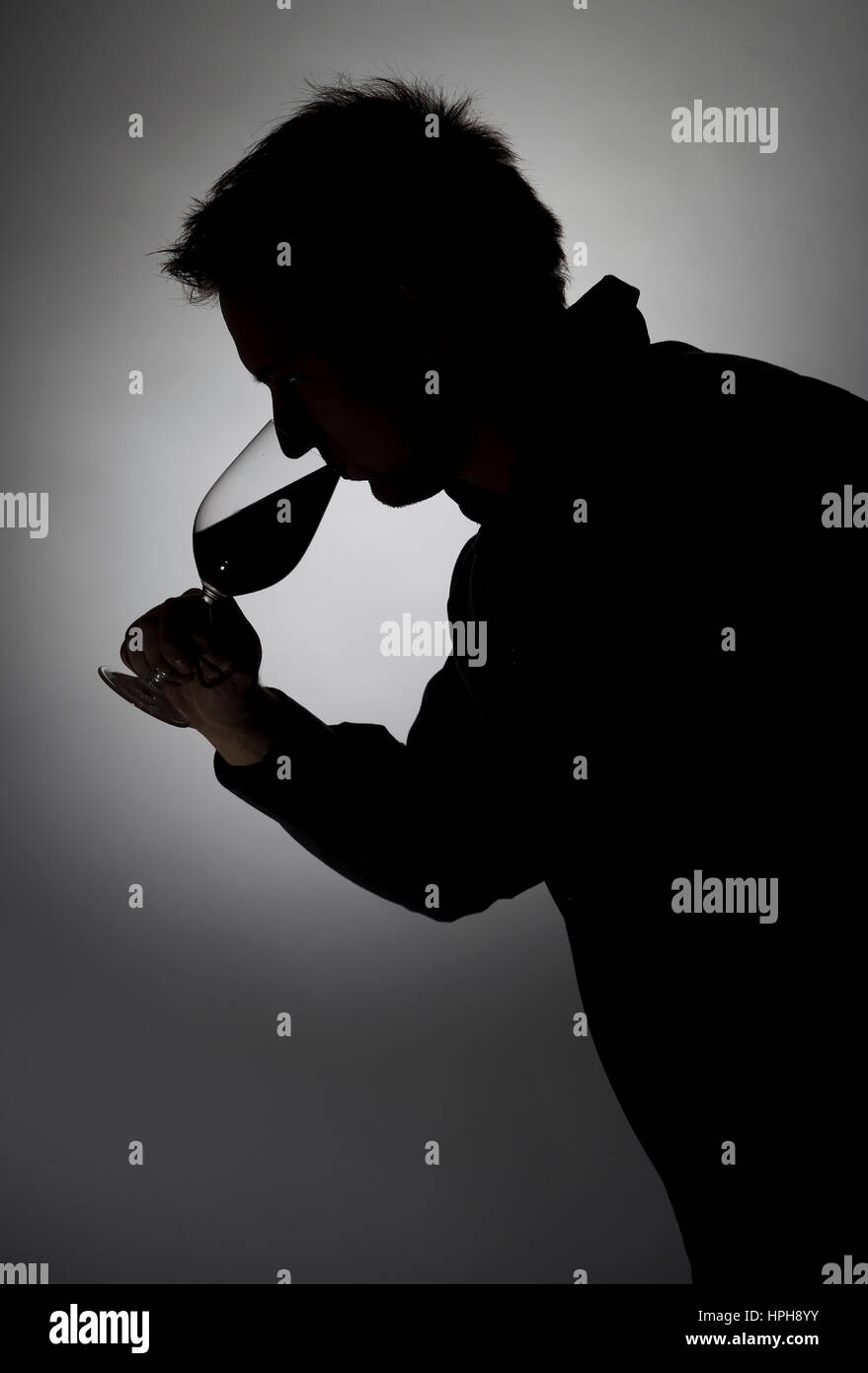 Aus einem schüchternen mädchen wein trinken