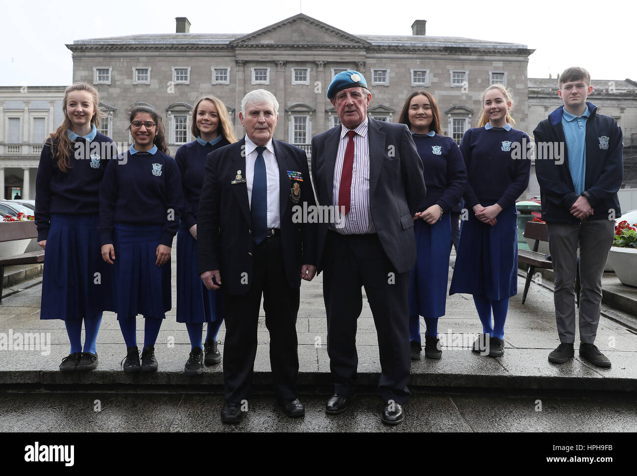 UN-Veteranen Quartermaster Sergeant Michael Tighe (Mitte links) und Korporal Tadgh Quinn, mit Schülerinnen und Schülern von Malahide Gemeinschaft Schule, außen Leinster House, Dublin, als Verteidigung, die Häuptlinge, überprüfen die Weigerung, Medaillen an Soldaten in die Ill-Fated 1961 UN-Mission im Kongo zu vergeben, führte zu der Belagerung Jadotville bestellt wurden. Stockfoto