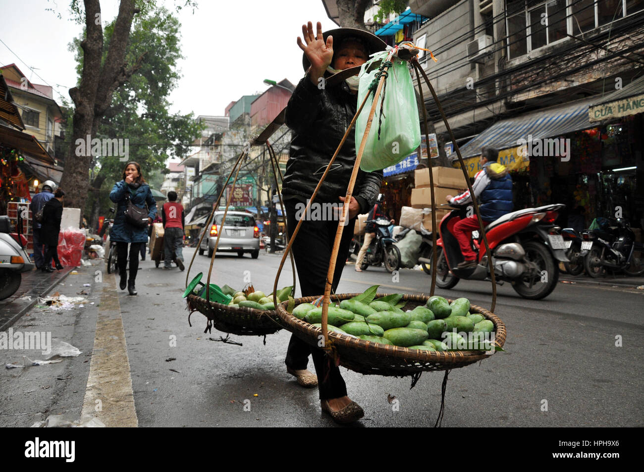 HANOI, VIETNAM - 19. Februar 2013: Straße Verkäufer den Transport und Verkauf von waren in den Straßen von Phoco Hanoi (Altstadt von Hanoi), Vietnam Stockfoto