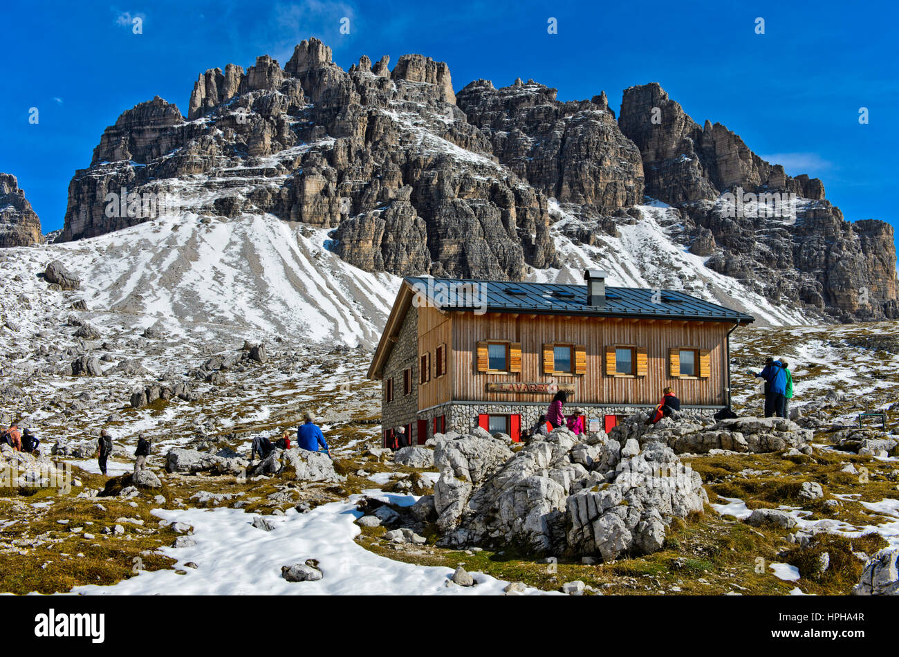 Berghaus Rifugio Lavaredo auf dem Wanderweg von der drei Zinnen Runden gehen, Sextener Dolomiten, Trentino-Alto Adige, Italien Stockfoto
