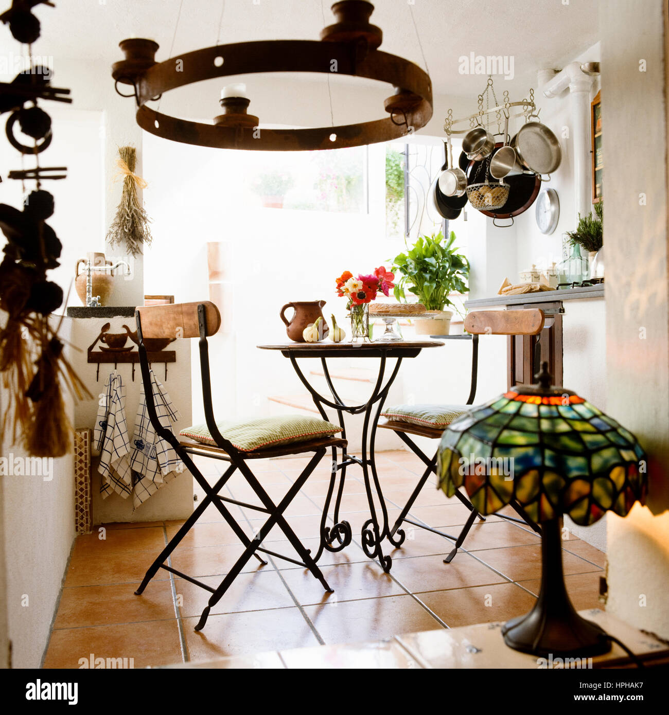 Ein Tisch und Stühle in der Küche. Stockfoto