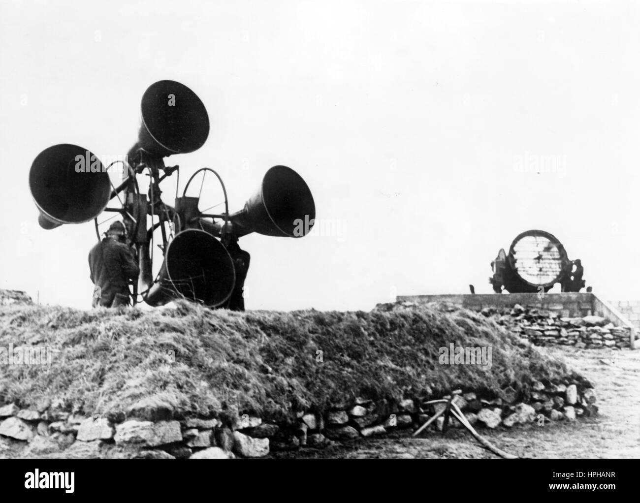 Das Bild der Nazi-Propaganda zeigt den Schalldetektor einer deutschen Wehrmacht-Flugabwehr (l) und einen Suchscheinwerfer (r) auf einer Basis an der Atlantischen Mauer. Veröffentlicht im September 1942. Fotoarchiv für Zeitgeschichte - KEIN KABELDIENST - | weltweite Nutzung Stockfoto