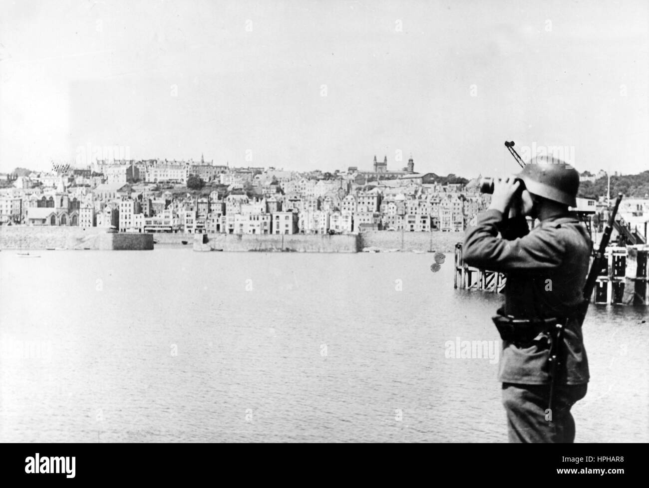 Das Bild der Nazi-Propaganda zeigt einen Soldaten der deutschen Wehrmacht in St. Peter Port auf dem Ärmelkanal Guernsey während der deutschen Besatzungszeit. Das Foto wurde im Juli 1940 veröffentlicht. Fotoarchiv für Zeitgeschichte - KEIN KABELDIENST - | weltweite Nutzung Stockfoto