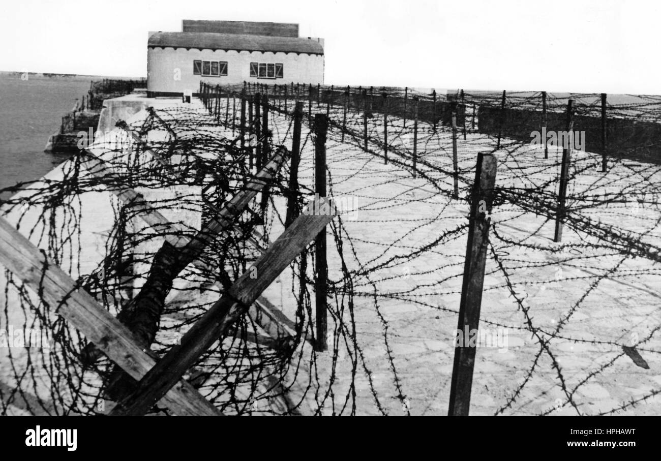 Das Bild der Nazi-Propaganda zeigt eine deutsche Wehrmachtbasis an der Atlantischen Mauer, geschützt durch einen Stacheldrahtzaun. Veröffentlicht im April 1943. [Siehe auch PA 82343768.] Fotoarchiv für Zeitgeschichte - KEIN KABELDIENST - | weltweite Nutzung Stockfoto