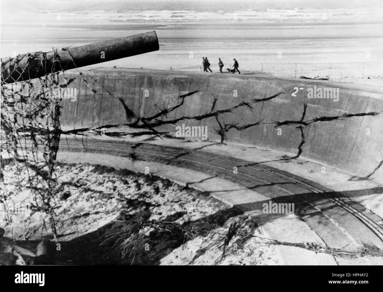 Das Bild der Nazi-Propaganda zeigt deutsche Wehrmachtssoldaten an der Atlantischen Mauer an der französischen Ärmelkanalküste, die eine Artilleriestation patrouillieren. Veröffentlicht im Juni 1944. Ein Nazi-Reporter hat auf der Rückseite des Films geschrieben: "Auf Wache auf dem Kanal. Vor dem Lauf der Waffe, vor den Panzerwänden am Rand der Brandung, gehen Patrouillen Tag ein, Tag aus. Sie beobachten die Felder vor ihnen, nichts entgeht ihnen." Fotoarchiv für Zeitgeschichte - KEIN KABELDIENST - | weltweite Nutzung Stockfoto