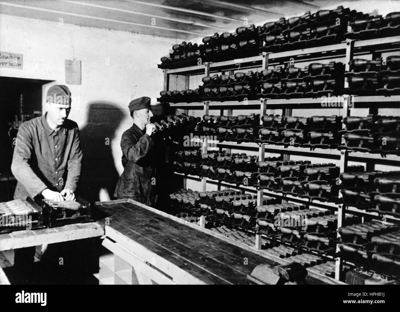 Das Bild der Nazi-Propaganda zeigt deutsche Wehrmachtssoldaten in einem unterirdischen Schutzraum für Munition an der Atlantischen Mauer. Veröffentlicht im Februar 1944. Ein Nazi-Reporter hat auf der Rückseite des Bildes geschrieben: "An der Atlantischen Mauer. In einem bombensicheren Bunker sind die Munition hoch gestapelt." Fotoarchiv für Zeitgeschichte - KEIN KABELDIENST - | weltweite Nutzung Stockfoto