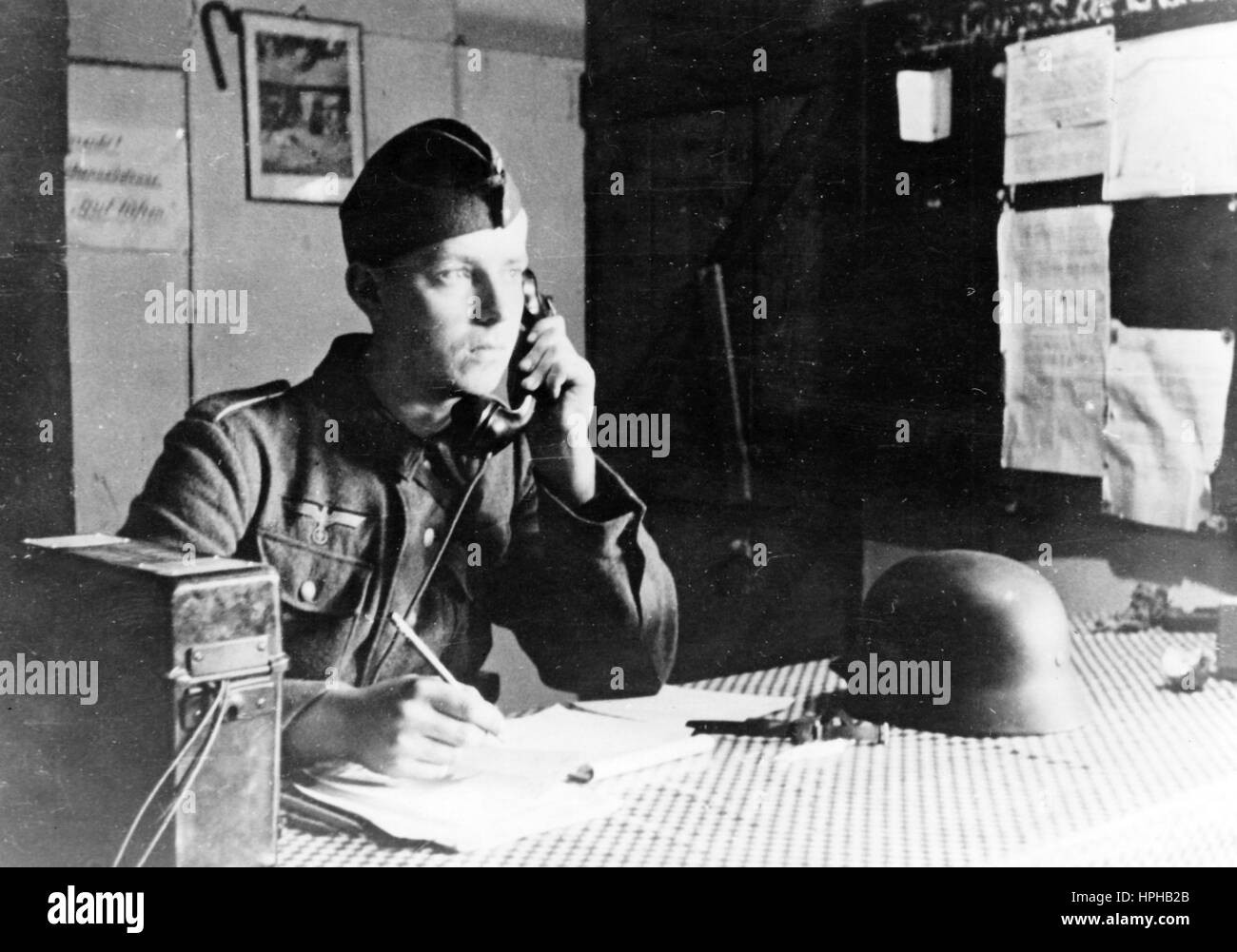 Das Bild der Nazi-Propaganda zeigt einen deutschen Wehrmachtsoldaten am Telefon in einem Bunker an der Atlantikmauer an der Küste des französischen Kanals. Veröffentlicht im Jahr 1944. Fotoarchiv für Zeitgeschichte - KEIN WIRELESS-SERVICE - | weltweite Nutzung Stockfoto