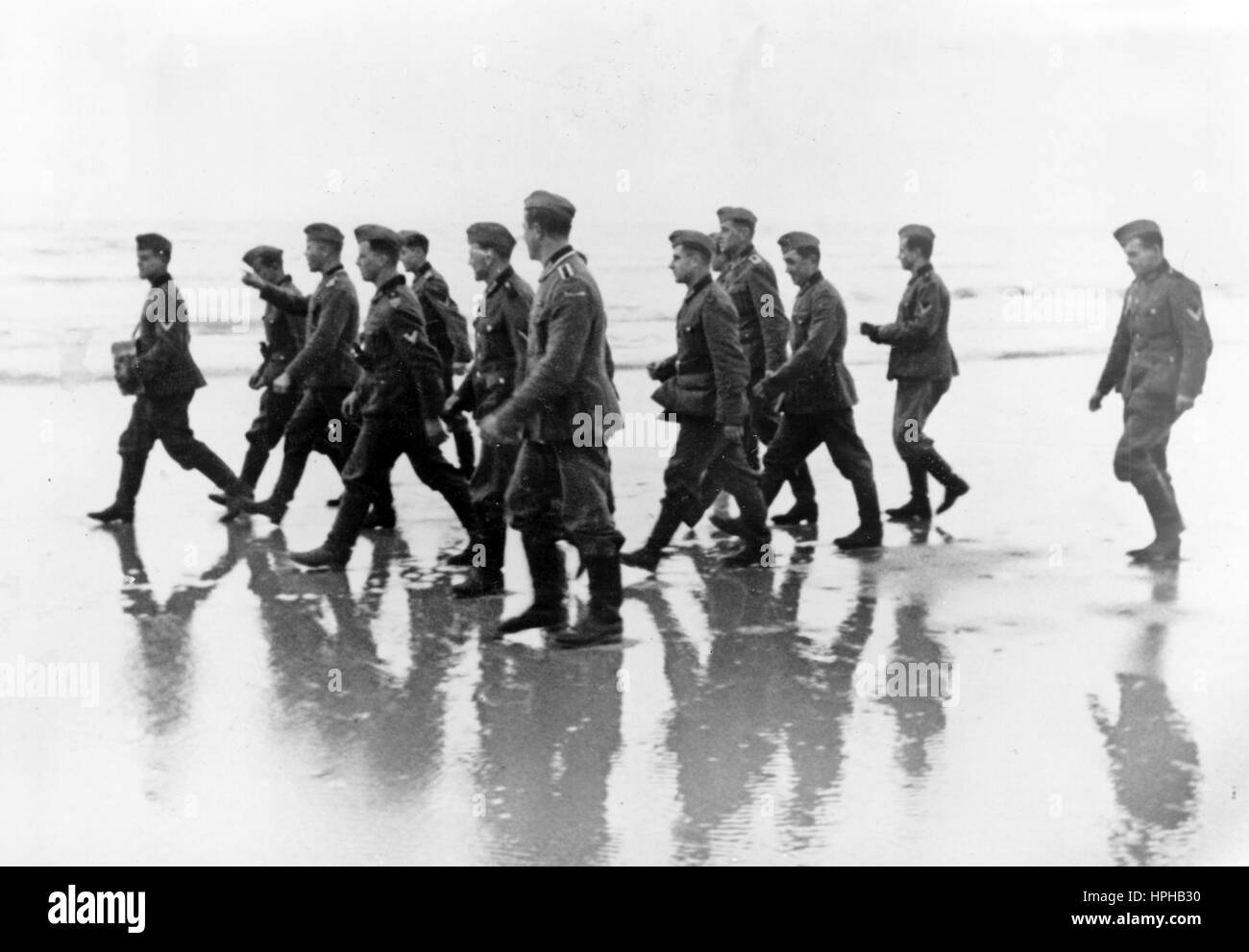 Das Bild der Nazi-Propaganda zeigt deutsche Wehrmachtssoldaten an der französischen Ärmelkanalküste. Veröffentlicht im Februar 1941. Fotoarchiv für Zeitgeschichte - KEIN WIRELESS-SERVICE - | weltweite Nutzung Stockfoto