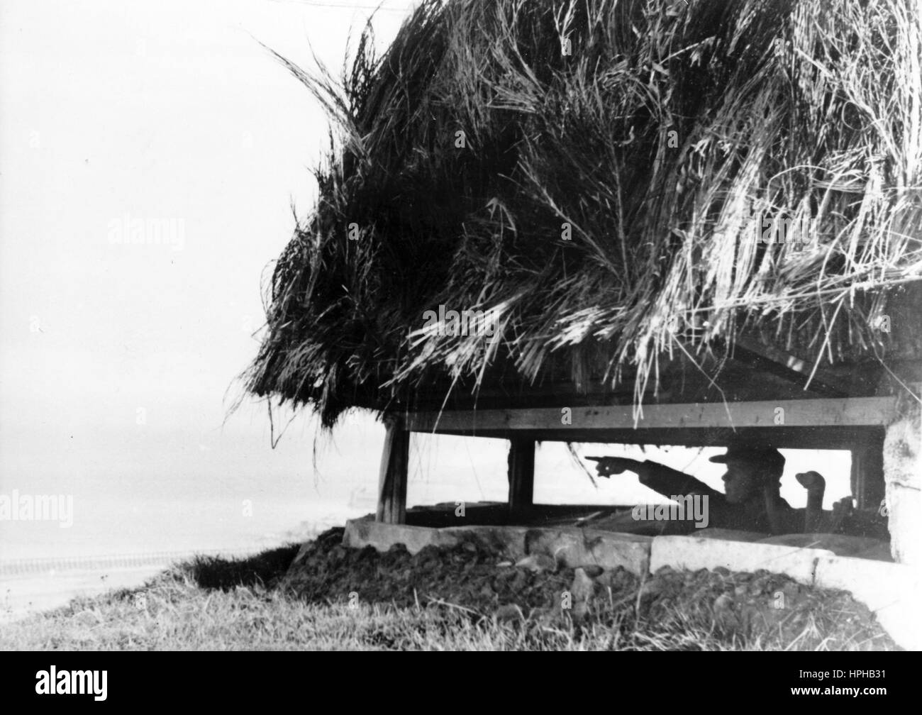 Das Nazi-Propagandabild zeigt einen deutschen Wehrmachtfeldbeobachter an der Atlantikwand an der französischen Ärmelkanalküste. Veröffentlicht im Januar 1944. Fotoarchiv für Zeitgeschichte - KEIN WIRELESS-SERVICE - | weltweite Nutzung Stockfoto