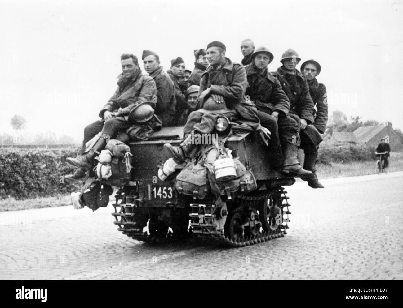 Das Bild der Nazi-Propaganda zeigt belgische Soldaten in einem Gleiswagen nach der Kapitulation Belgiens. Veröffentlicht im Juni 1940. Ein Nazi-Reporter hat auf 10.06.1940 auf die Rückseite des Bildes geschrieben: "Nach der Kapitulation Belgiens. Alle möglichen Transportmittel, die Truppen kommen überflutet zurück." Fotoarchiv für Zeitgeschichte - KEIN KABELDIENST - | weltweite Nutzung Stockfoto