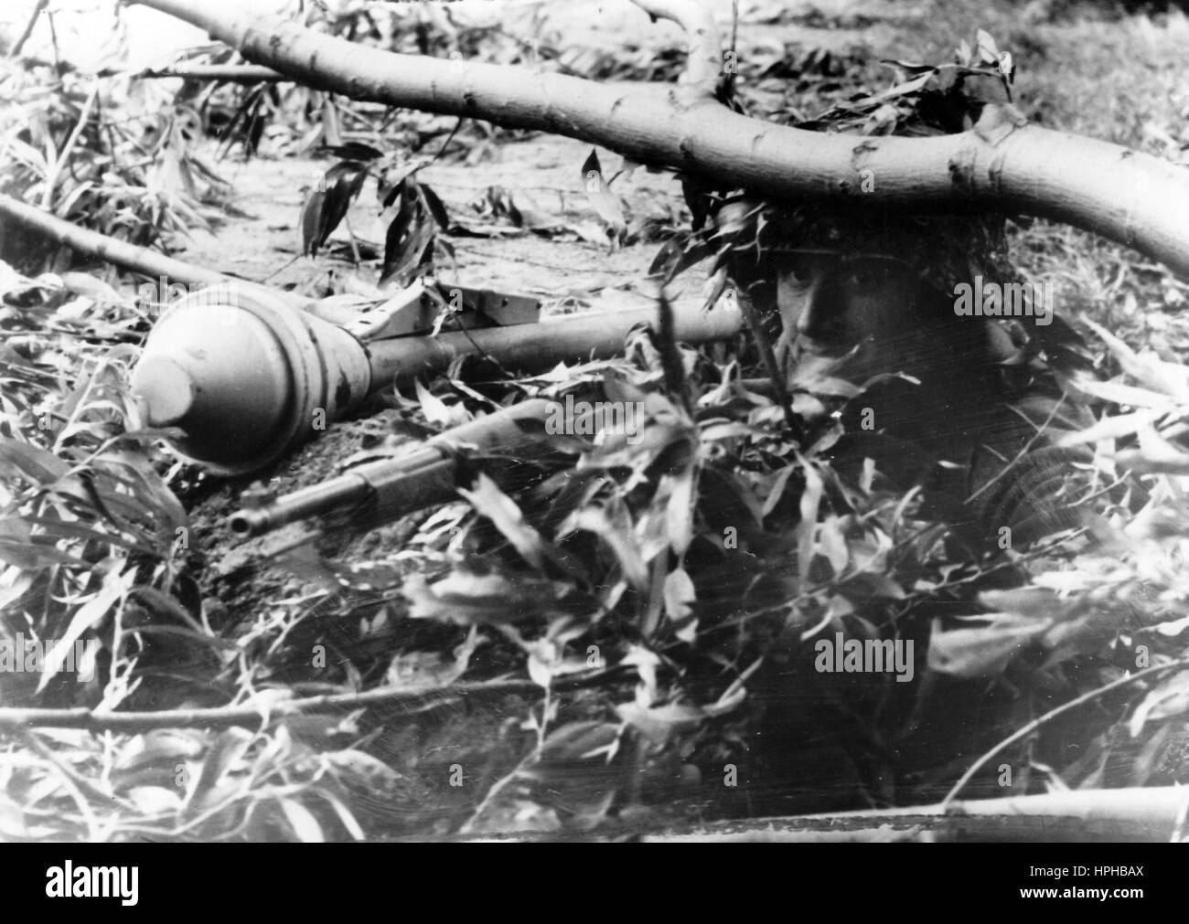 Das Bild der Nazi-Propaganda zeigt Angehörige der SS-Streitkräfte mit einer Bazooka in den vom Krieg zerrissenen Niederlanden. Veröffentlicht im Oktober 1944. Ein Nazi-Reporter schrieb auf die Rückseite des Bildes auf 30.10.1944, 'in der niederländischen Kampfzone. Neben einer Waffe hat jeder SS-Private auch eine Bazooka an seiner Seite, die sich unzählige Male als Katastrophe für den Vormarsch britischer Panzer erwiesen haben." Fotoarchiv für Zeitgeschichte - NICHT FÜR DEN KABELDIENST - | weltweite Verwendung Stockfoto