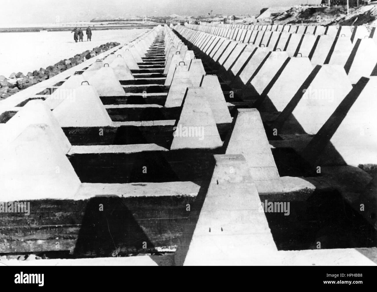Das Bild der Nazi-Propaganda zeigt eine Linie deutscher Wehrmachtbetontanks an der niederländischen Küste (Atlantikwand). Aufgenommen im April 1944. Ein Nazi-Reporter hat auf der Rückseite des Bildes auf 24.04.1944 geschrieben: "Zweite Frontlinie in der niederländischen Küstenregion. Eine fünftiefe Reihe von Panzerhindernissen. - Für den Bau dieses Abwehrsystems waren enorme Mengen Beton erforderlich." Fotoarchiv für Zeitgeschichte - KEIN KABELDIENST - | weltweite Nutzung Stockfoto