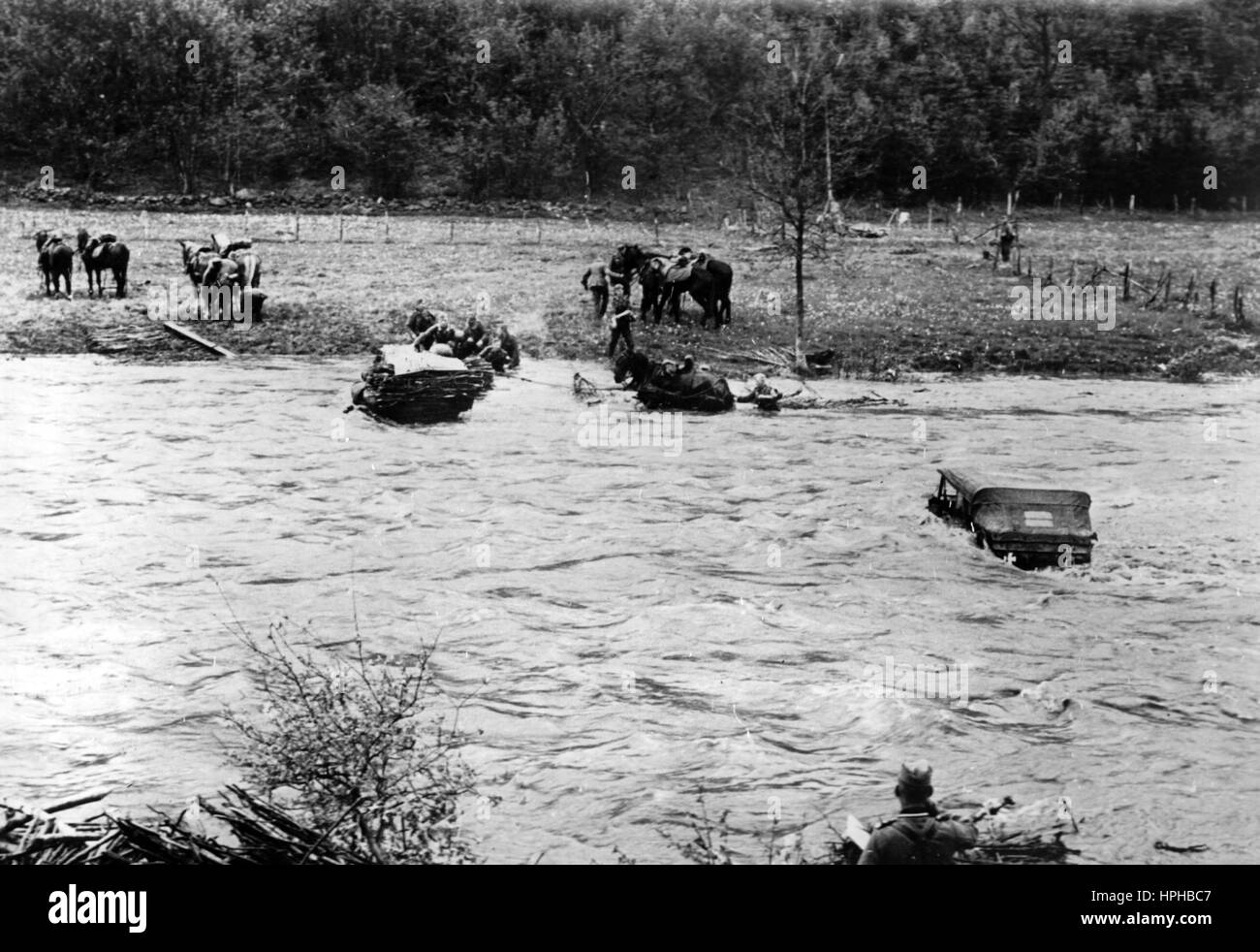 Das Bild der Nazi-Propaganda zeigt deutsche Wehrmachtssoldaten, die während des vormarschs in Belgien einen Fluss überquerten. Aufgenommen im Mai 1940. Fotoarchiv für Zeitgeschichte - NICHT FÜR DEN KABELDIENST - | weltweite Verwendung Stockfoto