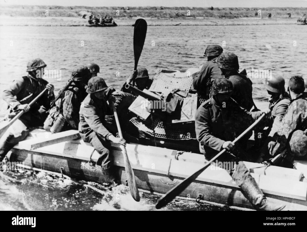 Das Bild der Nazi-Propaganda zeigt Angehörige der SS-Streitkräfte mit einer Panzerabwehrwaffe, die den Zuid-Bevelands-Kanal in den Niederlanden auf einem Luftboot durchqueren. Veröffentlicht im Mai 1941. Fotoarchiv für Zeitgeschichte - NICHT FÜR DEN KABELDIENST - | weltweite Verwendung Stockfoto