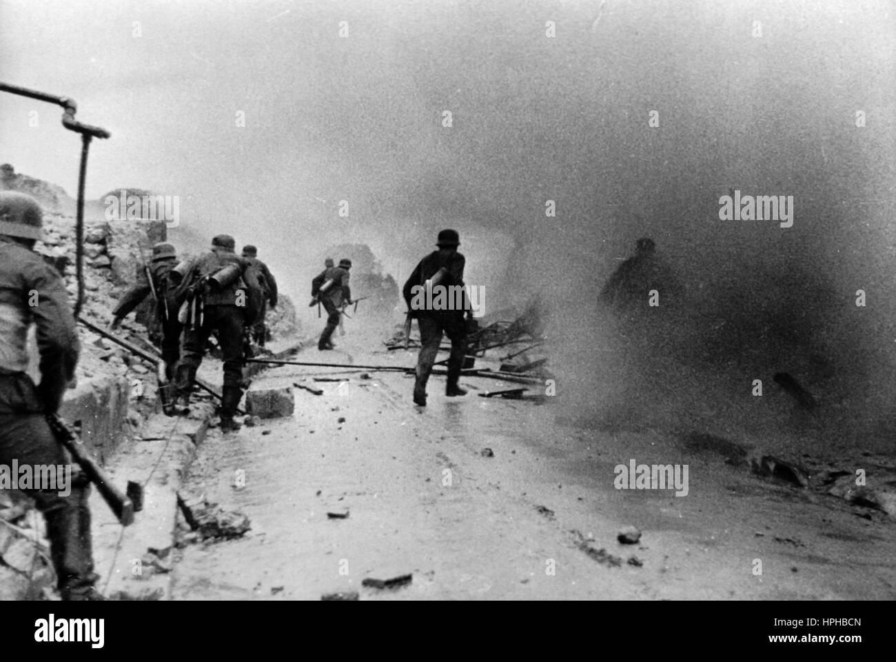 Das Bild der Nazi-Propaganda zeigt deutsche Wehrmachtingenieure, die eine städtische Kampfübung durchführen. Aufgenommen im Oktober 1940. Fotoarchiv für Zeitgeschichte - KEIN KABELDIENST - | weltweite Nutzung Stockfoto