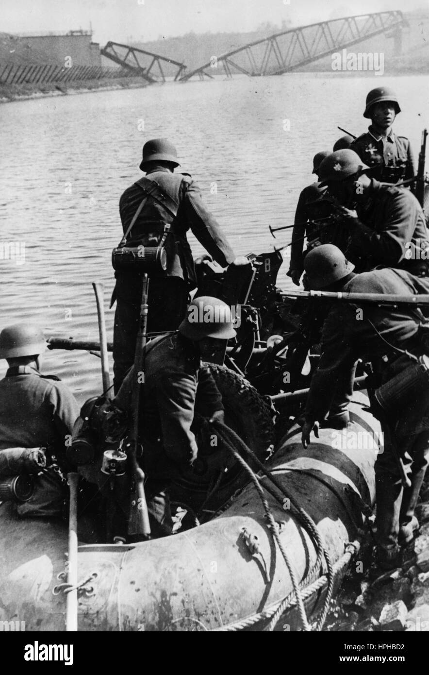 Das Bild der Nazi-Propaganda zeigt deutsche Wehrmachtssoldaten, die einen Kanal auf einem Luftboot überqueren. Aufgenommen im Mai 1940. Fotoarchiv für Zeitgeschichte - NICHT FÜR DEN KABELDIENST - | weltweite Verwendung Stockfoto