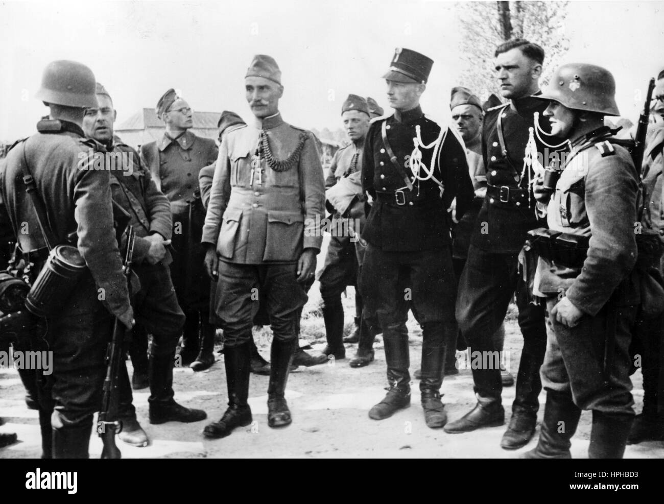 Das Bild der Nazi-Propaganda zeigt deutsche Soldaten mit niederländischen Soldaten, die während der Besetzung des Landes gefangen genommen wurden. Veröffentlicht im Mai 1940. Fotoarchiv für Zeitgeschichte - NICHT FÜR DEN KABELDIENST - | weltweite Verwendung Stockfoto