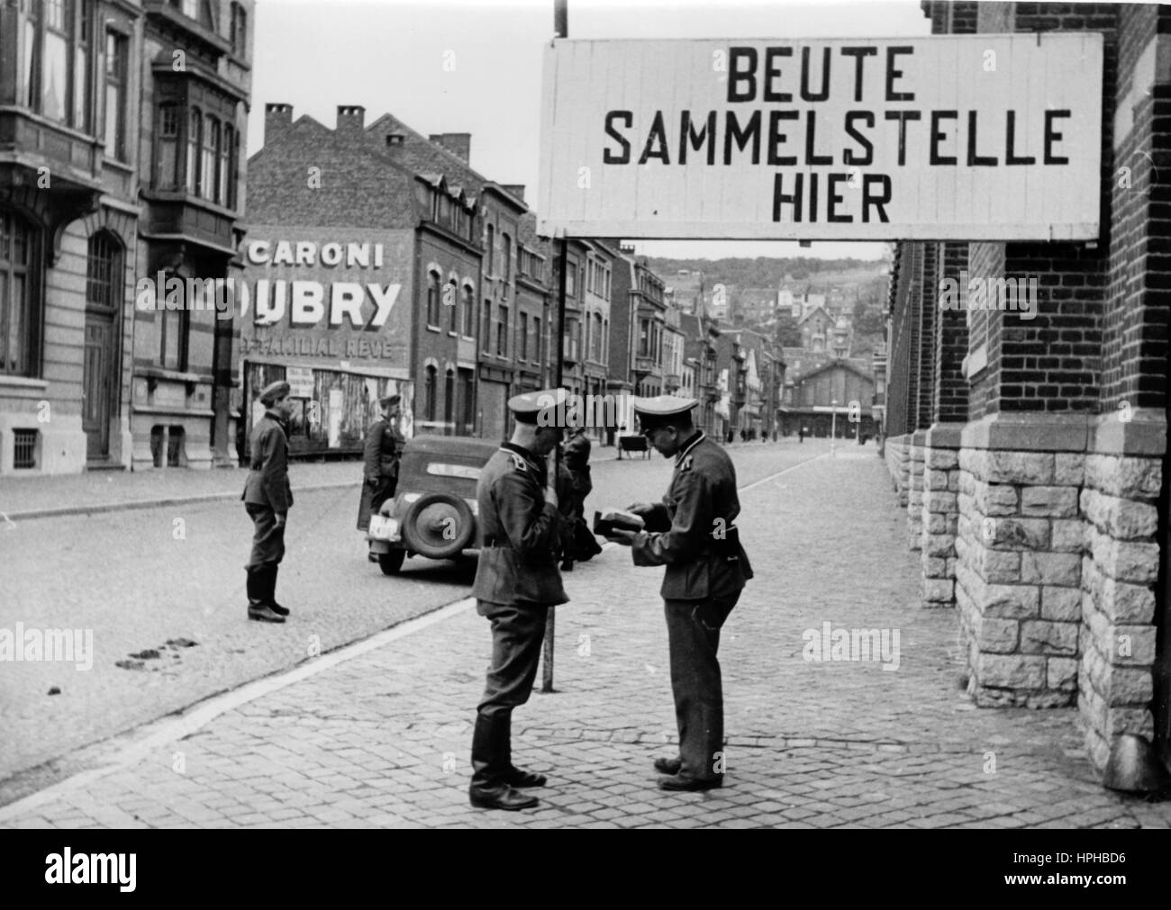 Das Bild der Nazi-Propaganda zeigt eine deutsche Wehrmacht-Booty-Sammelstelle in der besetzten belgischen Stadt Huy. Veröffentlicht im August 1940. Fotoarchiv für Zeitgeschichte - KEIN KABELDIENST - | weltweite Nutzung Stockfoto