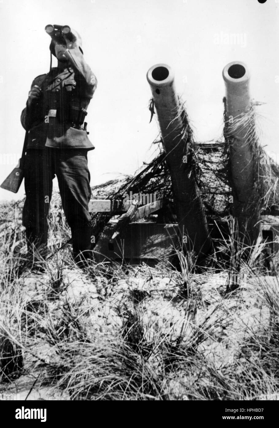 Das Bild der Nazi-Propaganda zeigt einen Wehrmachtposten an einer deutschen Wehrmachtposition an einer Küstenartillerie. Veröffentlicht im November 1940. Fotoarchiv für Zeitgeschichte - NICHT FÜR DEN KABELDIENST - | weltweite Verwendung Stockfoto