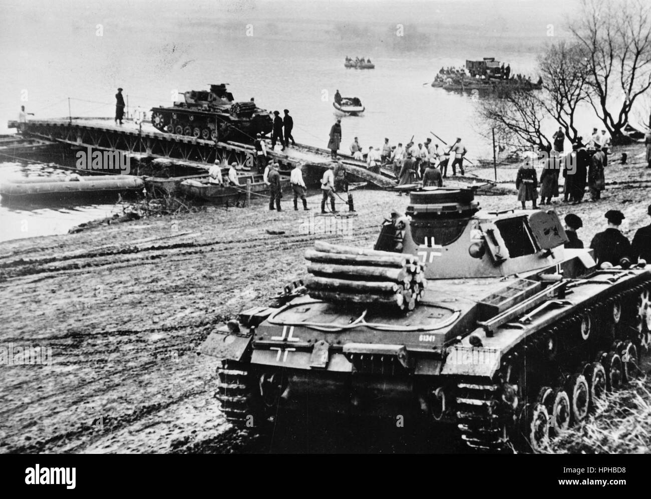 Das Bild der Nazi-Propaganda zeigt deutsche Wehrmachtssoldaten, die einen Panzer über einen Fluss transportieren. Veröffentlicht im April 1940. Fotoarchiv für Zeitgeschichte - NICHT FÜR DEN KABELDIENST - | weltweite Verwendung Stockfoto