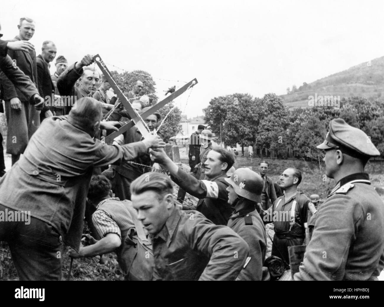 Das Bild der Nazi-Propaganda zeigt die deutsche Wehrmacht, die in Belgien, Luxemburg und die Niederlande einmarschiert. Veröffentlicht im Mai 1940. Ein Nazi-Reporter hat auf der Rückseite des Bildes geschrieben: "Während der Einreise unserer Wehrmacht nach Holland, Belgien und Luxemburg waren dort, wo nötig, Frontarbeiter vor Ort, um zerstörte Transportwege so schnell wie möglich für ankommende Verstärkung zu räumen." Fotoarchiv für Zeitgeschichte - NICHT FÜR DEN KABELDIENST - | weltweite Verwendung Stockfoto