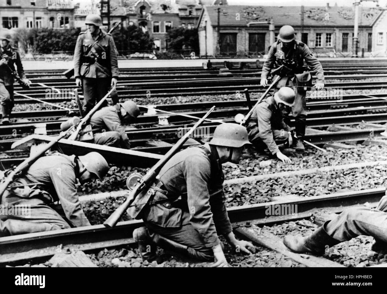 Das Bild der Nazi-Propaganda zeigt deutsche Wehrmachtingenieure, die einen besetzten Bahnhof an der Westfront abbauen. Veröffentlicht im Juni 1940. Ein Nazi-Reporter hat auf die Rückseite des Bildes auf 01.06.1940 geschrieben, Ingenieure räumen Minen von einer Station. Die weißen Streifen zeigen die Minenräumung an." Fotoarchiv für Zeitgeschichte - KEIN KABELDIENST - | weltweite Nutzung Stockfoto