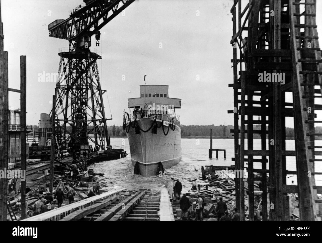 Das Bild der Nazi-Propaganda zeigt den Start eines K4-Kanonenschiffs mit dem deutschen Namen Lorelei in der Werft der Cockerill Company im Hoboken-Viertel Antwerpen. Veröffentlicht im Jahr 1940. Das Schiff wurde 1939 von der belgischen Regierung als Fischereischutzschiff in Auftrag gegeben. Sie wurde von der deutschen Wehrmacht nach der Besetzung Belgiens im Mai 1940 beschlagnahmt. Ein Nazi-Reporter hat auf der Rückseite des Bildes auf 28.09.1940 geschrieben: "Ein Schiff, das für den feindlichen Gebrauch bestimmt ist, wird "Loreley" getauft. Die "Loreley" während ihrer Markteinführung. Fotoarchiv für Zeitgeschichte - KEIN KABELDIENST - | weltweite Nutzung Stockfoto