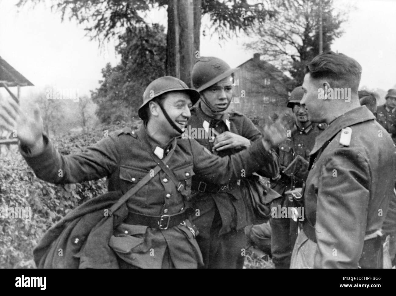 Das Bild der Nazi-Propaganda zeigt, wie belgische Soldaten während der Besetzung des Landes durch die deutsche Wehrmacht gefangen wurden. Veröffentlicht im Mai 1940. Fotoarchiv für Zeitgeschichte - NICHT FÜR DEN KABELDIENST - | weltweite Verwendung Stockfoto