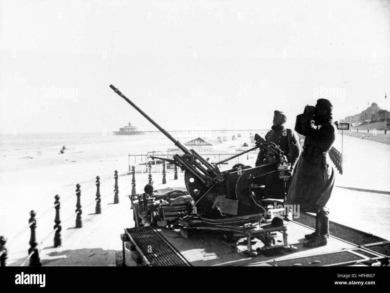 Das Bild der Nazi-Propaganda zeigt Soldaten einer deutschen Wehrmachtabwehr, die den Luftraum an der Küste von Scheveningen in den besetzten Niederlanden beobachten. Aufgenommen im Mai 1940. Im Hintergrund befindet sich der alte Pier des Strandresorts. Fotoarchiv für Zeitgeschichte - NICHT FÜR DEN KABELDIENST - | weltweite Verwendung Stockfoto