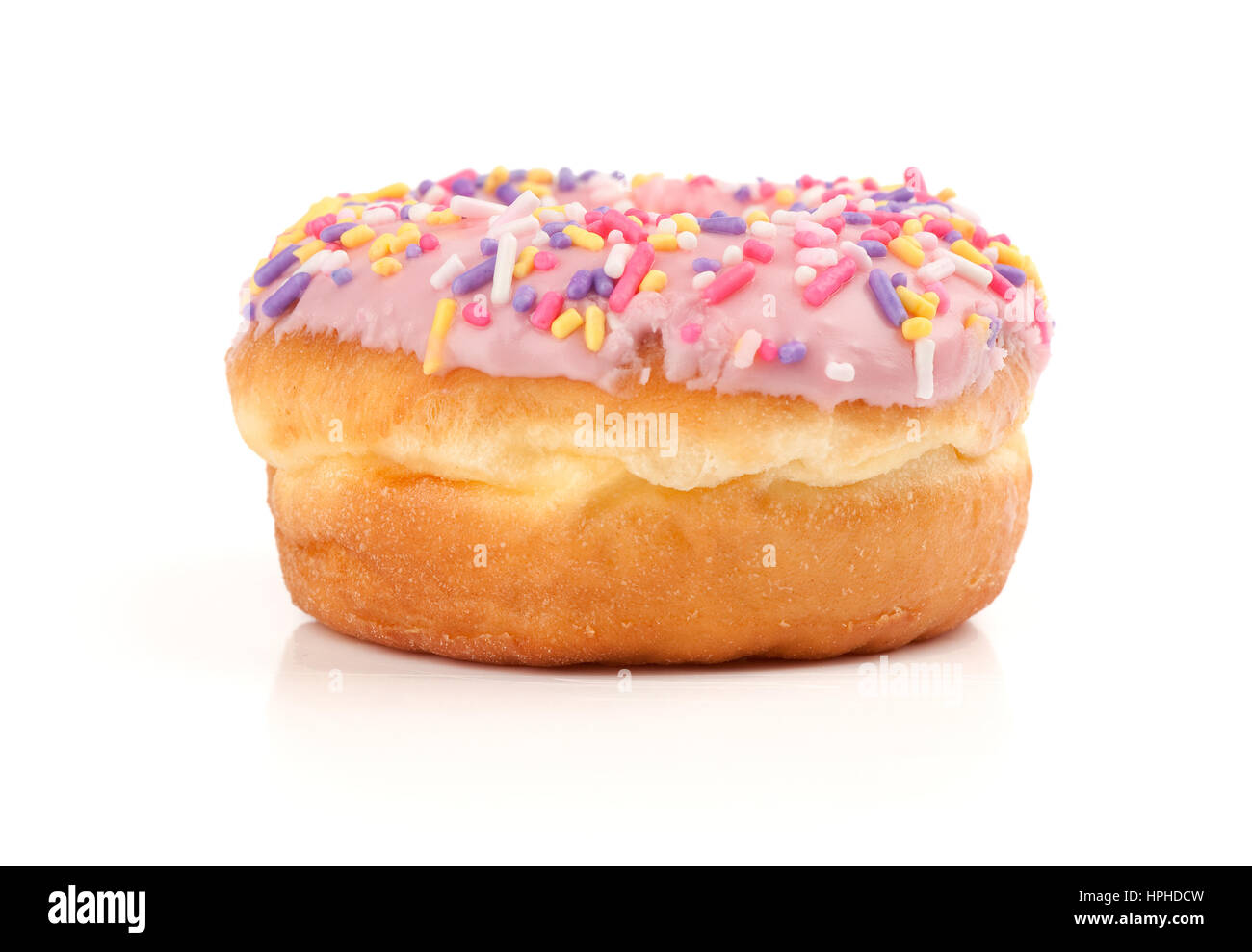 Rosa Iced Donut in Streusel auf weißen Hintergrund isoliert behandelt Stockfoto