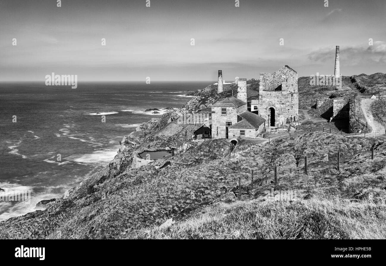 Levant Mine, eine Cornish Mining World Heritage Site, am Trewellard, Pendeen, in der Nähe von St Just, West Cornwall, England, UK im Februar - Monochrom Stockfoto