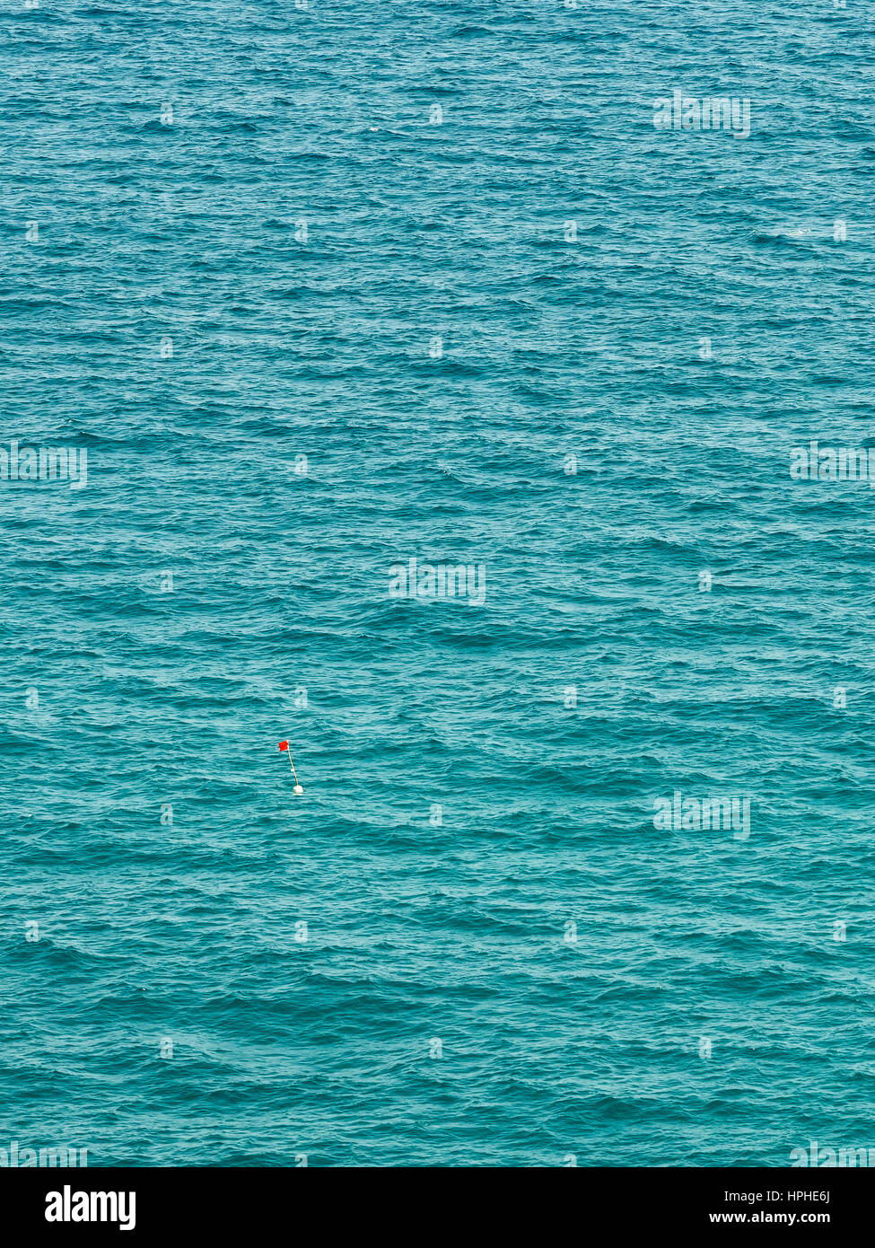 Roten Rettungsring mitten im weiten Ozean Stockfoto