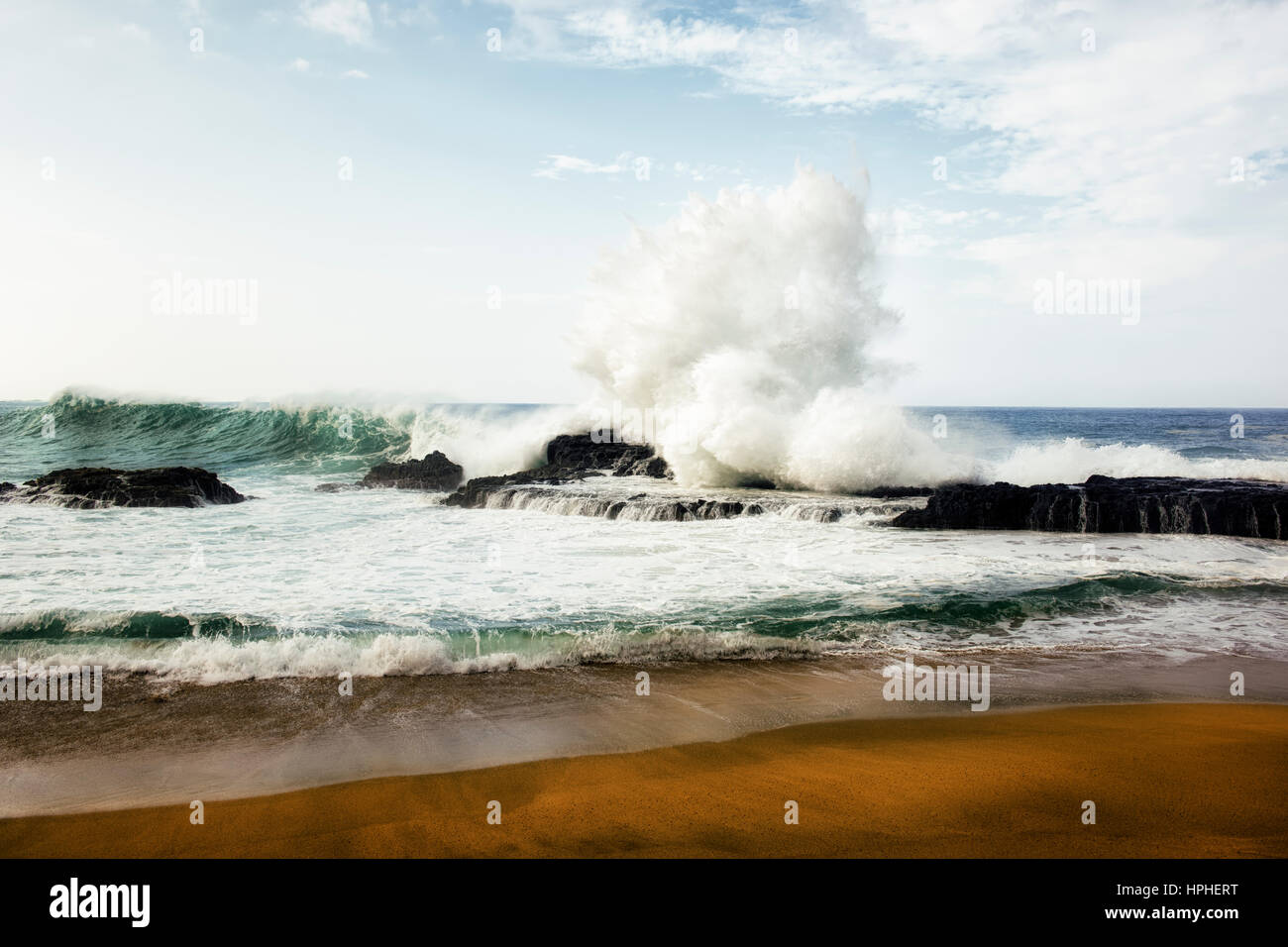 Wellen gegen die Lava Felsen am Lumahai Strand entlang des nördlichen Ufers auf Hawaii Insel Kauai. Stockfoto
