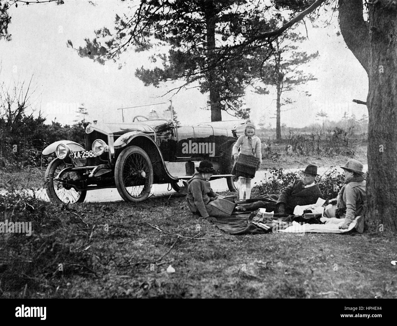 1920-Crossley-25-30 PS-Picknick-Szene Stockfoto