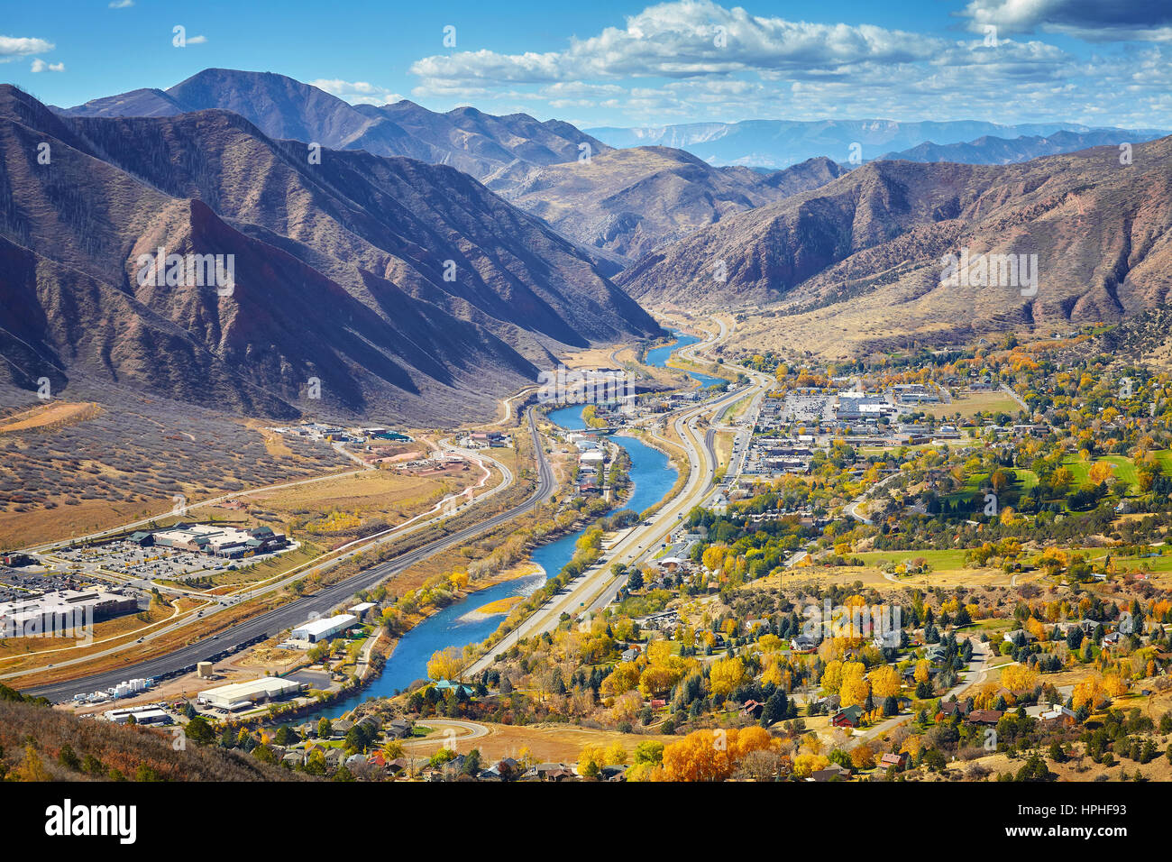 Luftbild von Glenwood Springs Valley in Herbst, Colorado, USA. Stockfoto