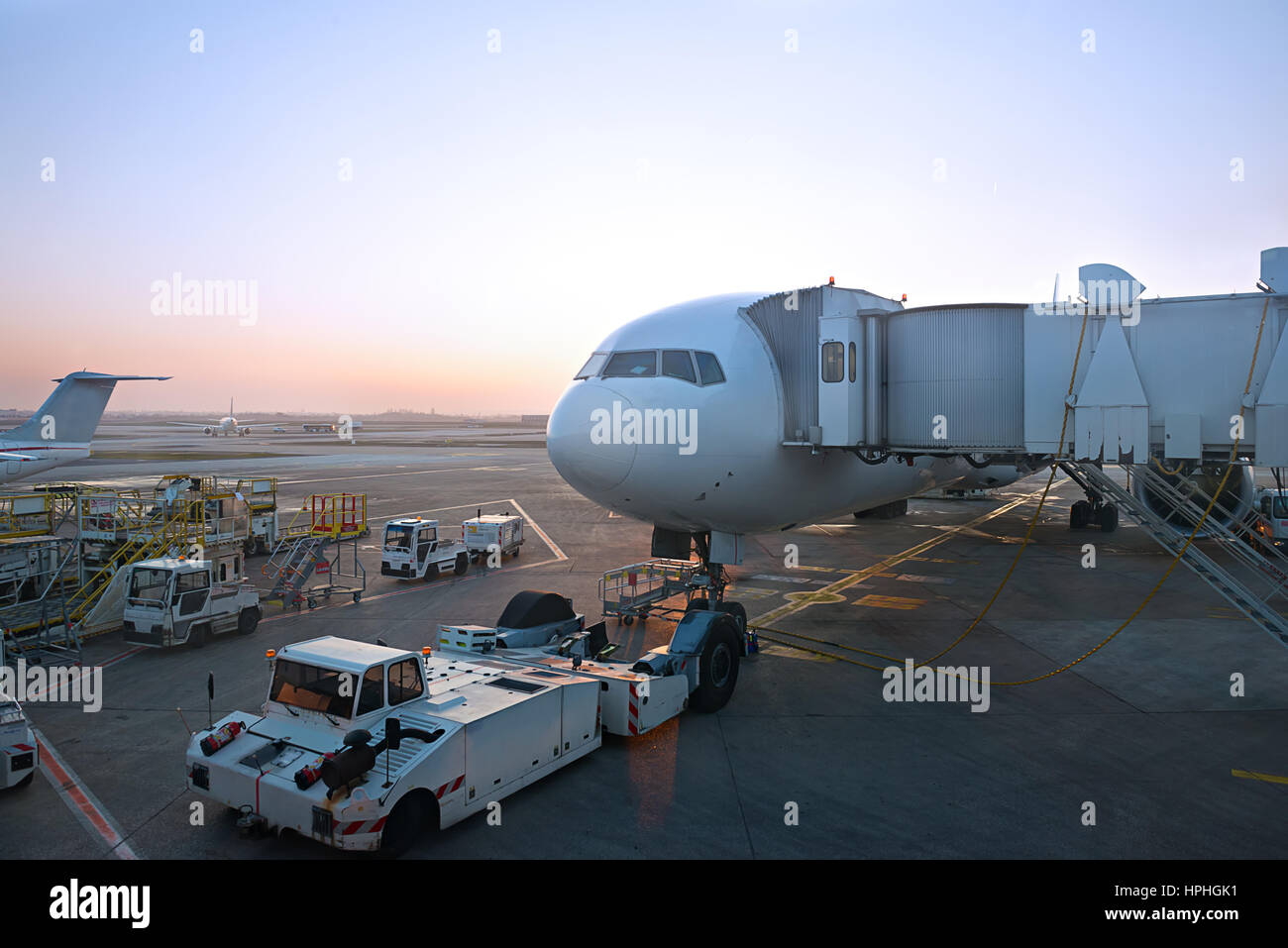 großen Düsenflugzeug Vorbereitung Pushback und Abreise in einer Flughafen-Abend-Beleuchtung Stockfoto