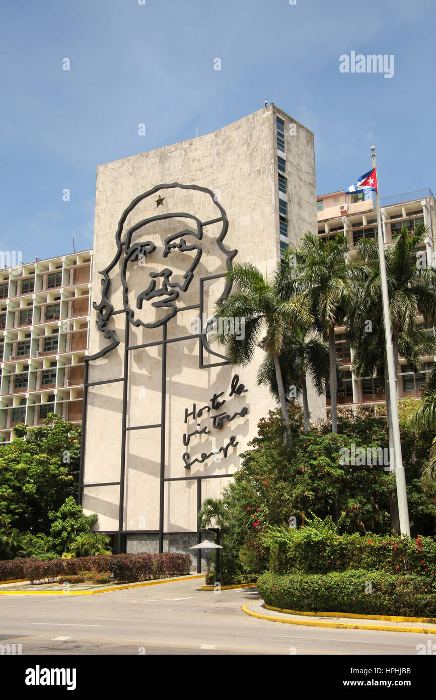 Eine Wand des Büros der Ministerien für Inneres und Kommunikation, mit einem Stahl Denkmal für Che Guevara. Stockfoto