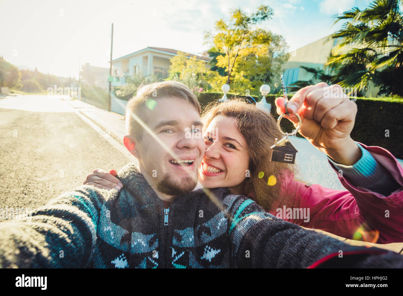 Brautpaar mit Schlüssel zum neuen Zuhause. Stockfoto