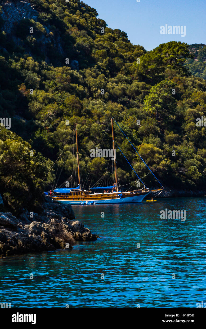 Yacht im idyllischen ruhigen türkisfarbenen Natur Bucht Stockfoto