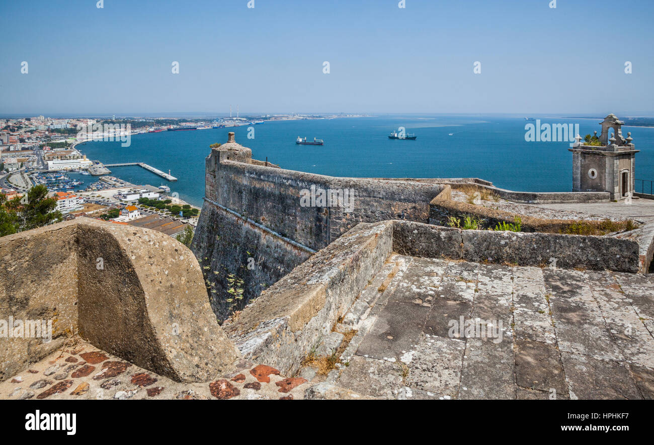 Portugal, Blick auf die Stadt Setúbal und Sado-River von den Zinnen of16th Jahrhundert Festung St. Filipe Stockfoto