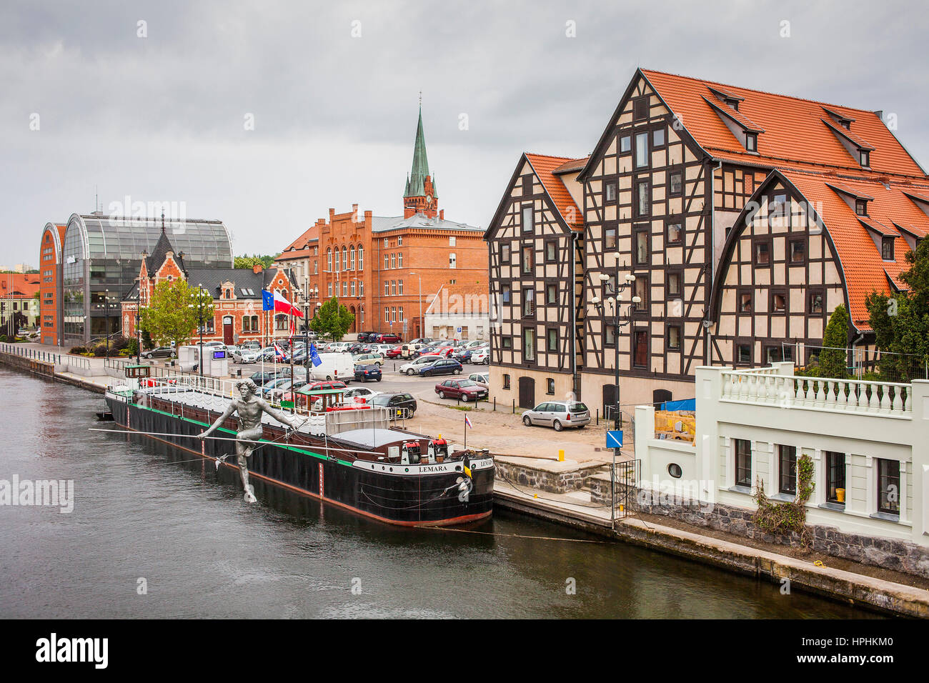 Fluss Brda, auf Recht historischen Getreidespeicher, Bydgoszcz, Polen. Stockfoto