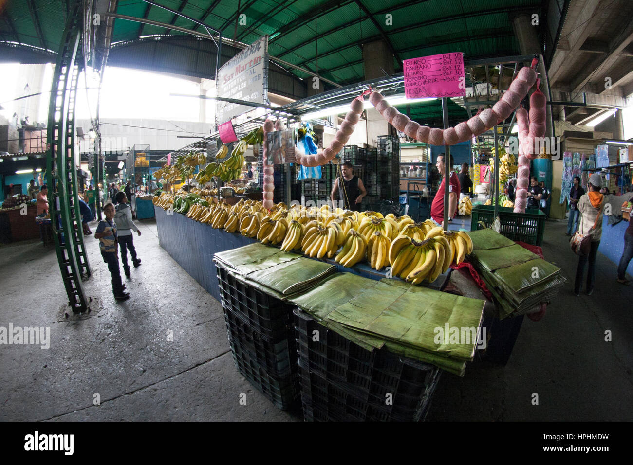 Dtto Hauptstadt Caracas/Venezuela - 04-02-2012: Bananen stehen in einem berühmten beliebten Markt Mercado de San Martín. Stockfoto