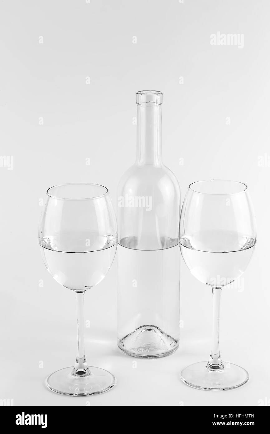 Isolierte transparente Flasche und Gläser auf weißem Hintergrund Stockfoto