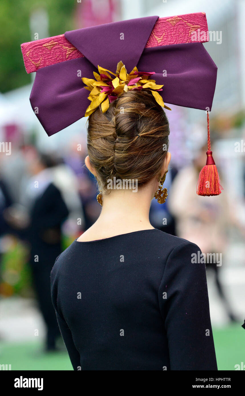 Frankreich, Paris 16. Bezirk, Longchamp Rennbahn, Qatar Prix de l ' Arc de Triomphe am 4. Oktober und 5. 2014, Elegant und modisch junge Dame gesehen von hinten einen Hut Stockfoto