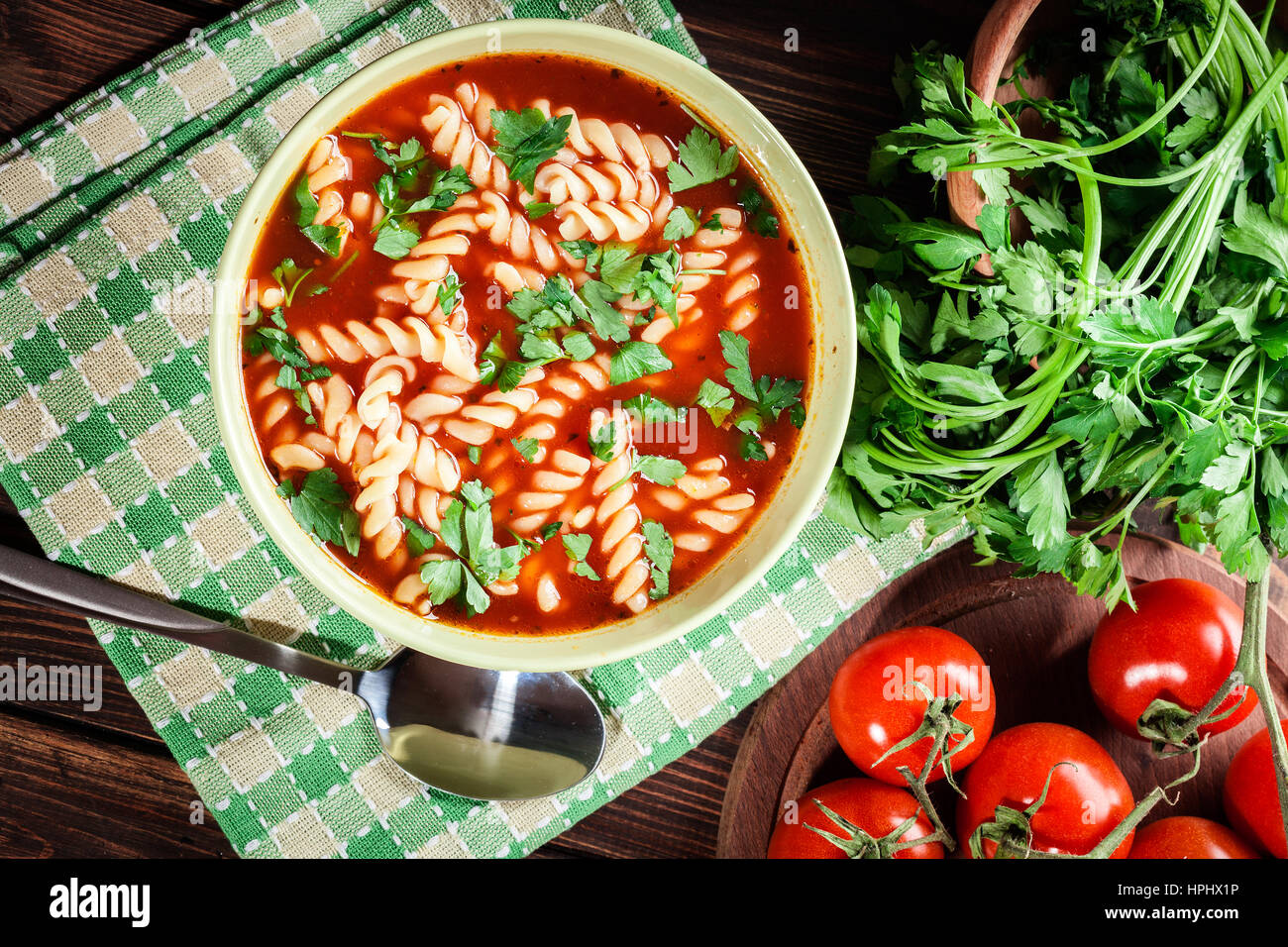 Tomaten Suppennudeln in die Schüssel auf einem Holztisch Stockfoto