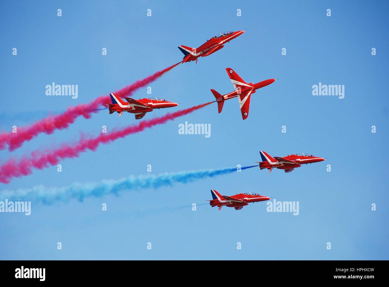 RAF aerobatic anzeigen Team Ausführen der Red Arrows tagsüber Piraten in Hastings, England am 22. Juli 2012 auf die Strandpromenade. Stockfoto